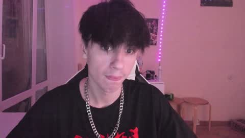 Snapshot of stralght_twinks chatting on 12-30-24, 04:53 Ray online show from 12-30-24, 04:53