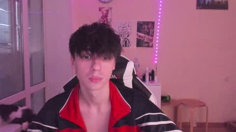 Snapshot of stralght_twinks chatting on 01-03-25, 06:33 Ray online show from 01-03-25, 06:33