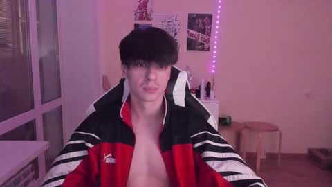 Snapshot of stralght_twinks chatting on 01-08-25, 05:05 Ray online show from 01-08-25, 05:05