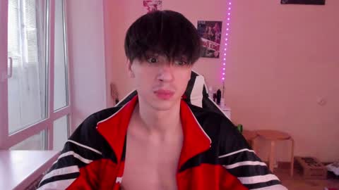 Snapshot of stralght_twinks chatting on 01-08-25, 12:26 Ray online show from 01-08-25, 12:26