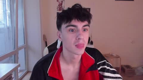 Snapshot of stralght_twinks chatting on 01-10-25, 12:58 Ray online show from 01-10-25, 12:58