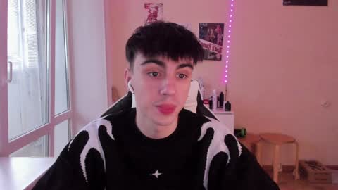 Snapshot of stralght_twinks chatting on 01-11-25, 08:43 Ray online show from 01-11-25, 08:43