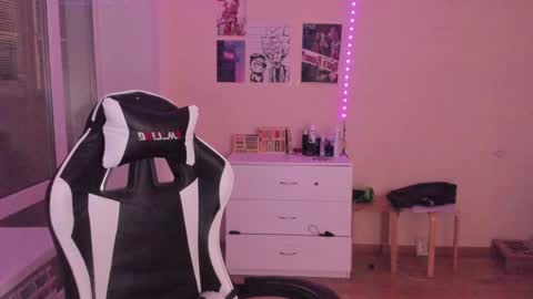 Snapshot of stralght_twinks chatting on 01-22-25, 03:07 Ray online show from 01-22-25, 03:07