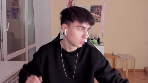 Snapshot of stralght_twinks chatting on 01-26-25, 04:09 Ray online show from 01-26-25, 04:09