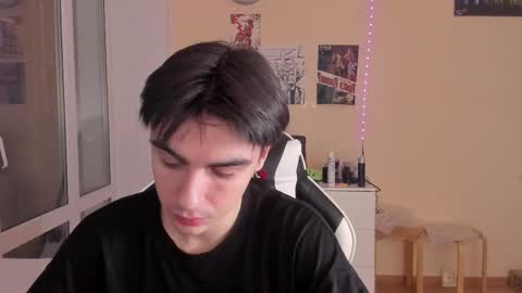 Snapshot of stralght_twinks chatting on 02-18-25, 03:32 Ray online show from 02-18-25, 03:32