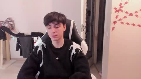 Snapshot of stralght_twinks chatting on 02-28-25, 03:37 Ray online show from 02-28-25, 03:37