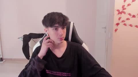 Snapshot of stralght_twinks chatting on 03-05-25, 01:17 Ray online show from 03-05-25, 01:17