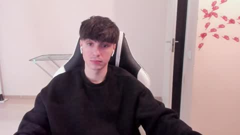 Snapshot of stralght_twinks chatting on 03-06-25, 04:07 Ray online show from 03-06-25, 04:07