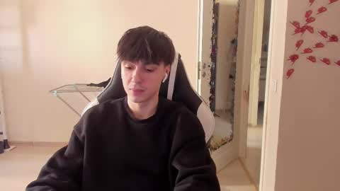 Snapshot of stralght_twinks chatting on 03-07-25, 01:18 Ray online show from 03-07-25, 01:18