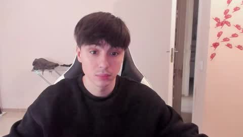 Snapshot of stralght_twinks chatting on 03-08-25, 11:48 Ray online show from 03-08-25, 11:48