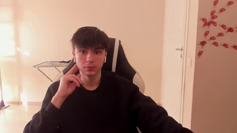 Snapshot of stralght_twinks chatting on 03-09-25, 07:56 Ray online show from 03-09-25, 07:56