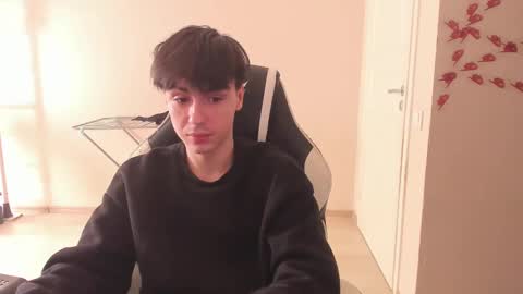 Snapshot of stralght_twinks chatting on 03-10-25, 08:26 Ray online show from 03-10-25, 08:26