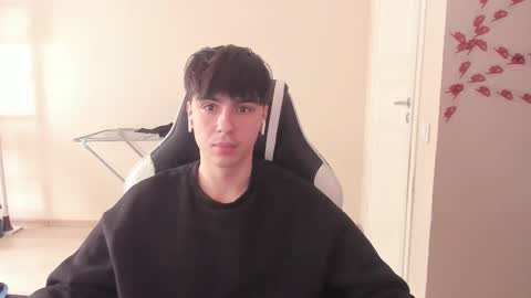 Snapshot of stralght_twinks chatting on 03-10-25, 11:32 Ray online show from 03-10-25, 11:32