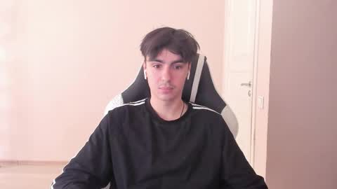 Snapshot of stralght_twinks chatting on 09-11-25, 08:14 Ray online show from 09-11-25, 08:14