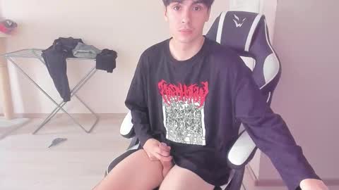 Snapshot of stralght_twinks chatting on 09-22-25, 01:57 Ray online show from 09-22-25, 01:57