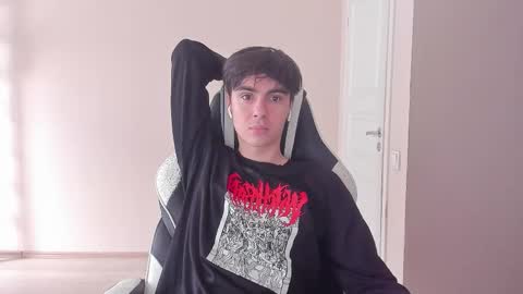 Snapshot of stralght_twinks chatting on 09-24-25, 08:39 Ray online show from 09-24-25, 08:39