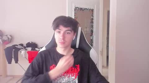 Snapshot of stralght_twinks chatting on 10-03-25, 07:16 Ray online show from 10-03-25, 07:16