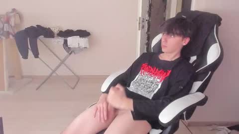 Snapshot of stralght_twinks chatting on 10-04-25, 12:36 Ray online show from 10-04-25, 12:36