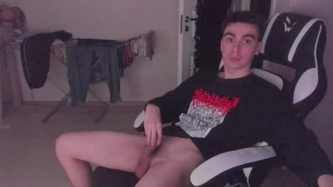 Snapshot of stralght_twinks chatting on 10-07-25, 04:37 Ray online show from 10-07-25, 04:37