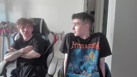 Snapshot of stralght_twinks chatting on 10-08-25, 01:20 Ray online show from 10-08-25, 01:20