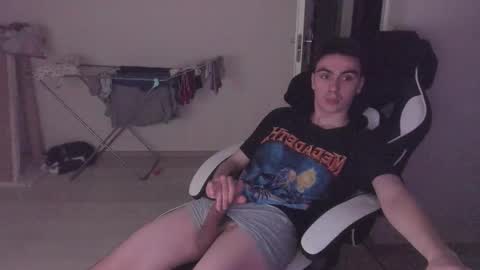 Snapshot of stralght_twinks chatting on 10-12-25, 05:23 Ray online show from 10-12-25, 05:23