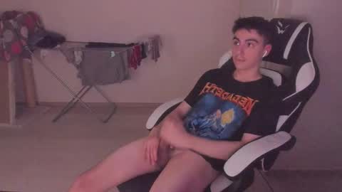 Snapshot of stralght_twinks chatting on 10-14-25, 03:02 Ray online show from 10-14-25, 03:02