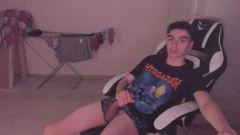 Snapshot of stralght_twinks chatting on 10-15-25, 04:40 Ray online show from 10-15-25, 04:40