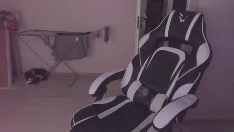 Snapshot of stralght_twinks chatting on 10-17-25, 04:09 Ray online show from 10-17-25, 04:09