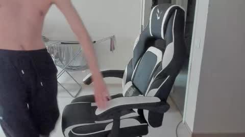 Snapshot of stralght_twinks chatting on 10-21-25, 12:39 Ray online show from 10-21-25, 12:39