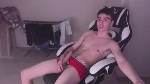 Snapshot of stralght_twinks chatting on 10-29-25, 05:36 Ray online show from 10-29-25, 05:36