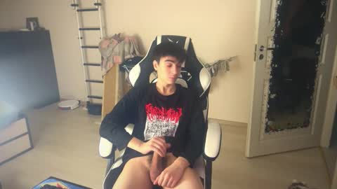 Snapshot of stralght_twinks chatting on 12-02-25, 12:54 Ray online show from 12-02-25, 12:54