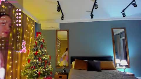 Snapshot of straw_juice chatting on 01-08-25, 06:09 Laura online show from 01-08-25, 06:09