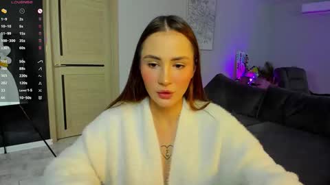 Snapshot of straw_juice chatting on 10-24-25, 04:53 Laura online show from 10-24-25, 04:53