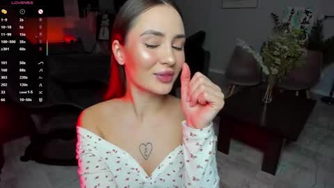 Snapshot of straw_juice chatting on 11-04-25, 01:32 Laura online show from 11-04-25, 01:32