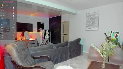 Snapshot of straw_juice chatting on 11-12-25, 01:17 Laura online show from 11-12-25, 01:17