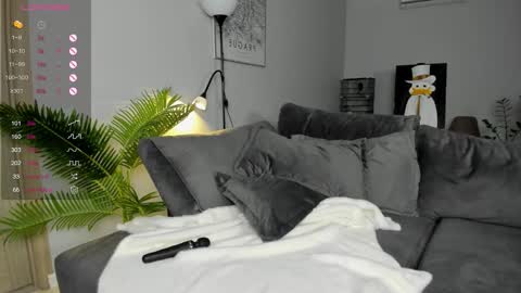 Snapshot of straw_juice chatting on 11-25-25, 02:22 Laura online show from 11-25-25, 02:22