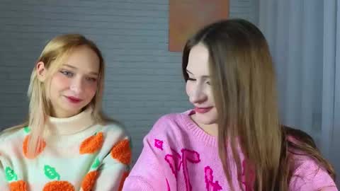 Snapshot of strawberryglow chatting on 11-12-25, 02:12 Alice and Violetta online show from 11-12-25, 02:12