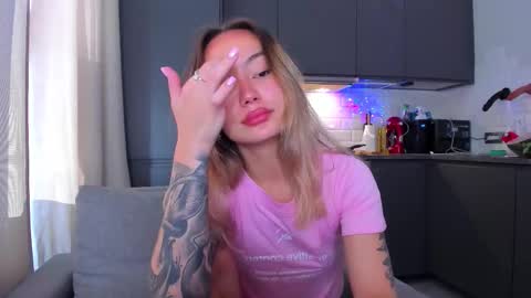 Snapshot of strawberrypie99 chatting on 09-11-25, 09:42 Tati and Lola online show from 09-11-25, 09:42