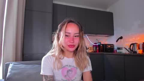 Snapshot of strawberrypie99 chatting on 09-27-25, 07:35 Tati and Lola online show from 09-27-25, 07:35