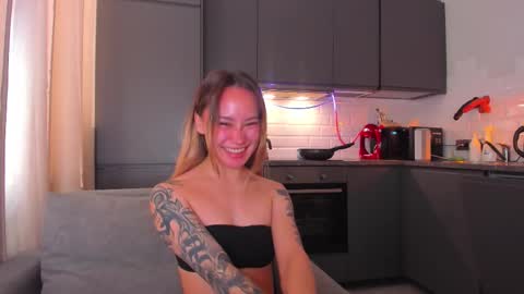 Snapshot of strawberrypie99 chatting on 09-29-25, 01:05 Tati and Lola online show from 09-29-25, 01:05