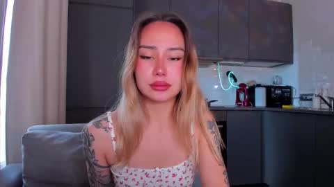 Snapshot of strawberrypie99 chatting on 10-18-25, 10:38 Tati and Lola online show from 10-18-25, 10:38