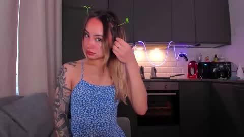 Snapshot of strawberrypie99 chatting on 11-12-25, 12:05 Tati and Lola online show from 11-12-25, 12:05