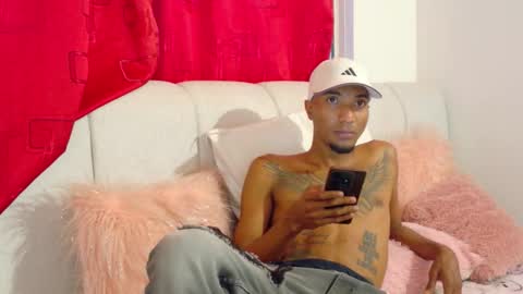 Snapshot of stronganddelicious chatting on 09-21-25, 06:09 stronganddelicious online show from 09-21-25, 06:09