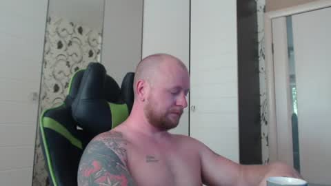 Snapshot of strongass18 chatting on 06-10-26, 10:03 Alex online show from 06-10-26, 10:03