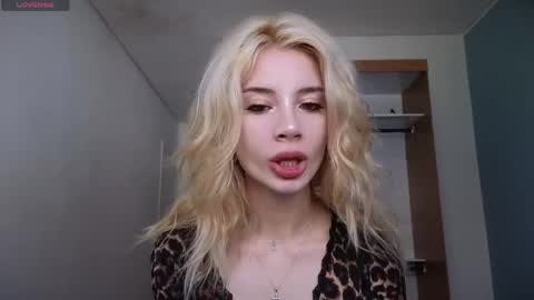 Sofa online show from 03-28-26, 03:11