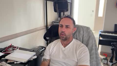 Snapshot of stukeswg chatting on 04-21-26, 03:39 Simon online show from 04-21-26, 03:39