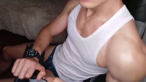 stylish man online show from 04-29-26, 12:42