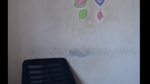 Snapshot of sugarmeltsxx chatting on 10-04-25, 03:54 Bella online show from 10-04-25, 03:54