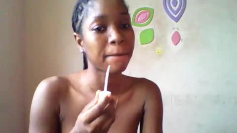 Snapshot of sugarmeltsxx chatting on 10-23-25, 08:35 Bella online show from 10-23-25, 08:35