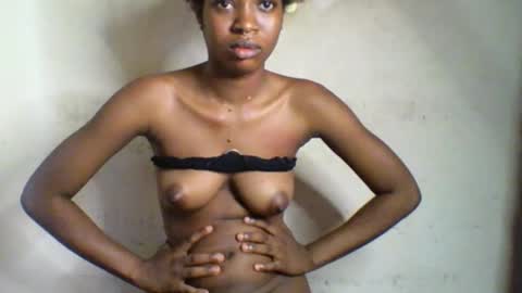 Snapshot of sugarmeltsxx chatting on 11-06-25, 10:38 Bella online show from 11-06-25, 10:38